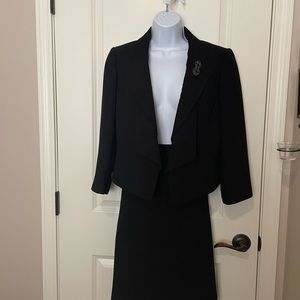 Tahari womens skirt suit, black pin stripe size 6. Great condition 🖤🖤🖤🖤🖤